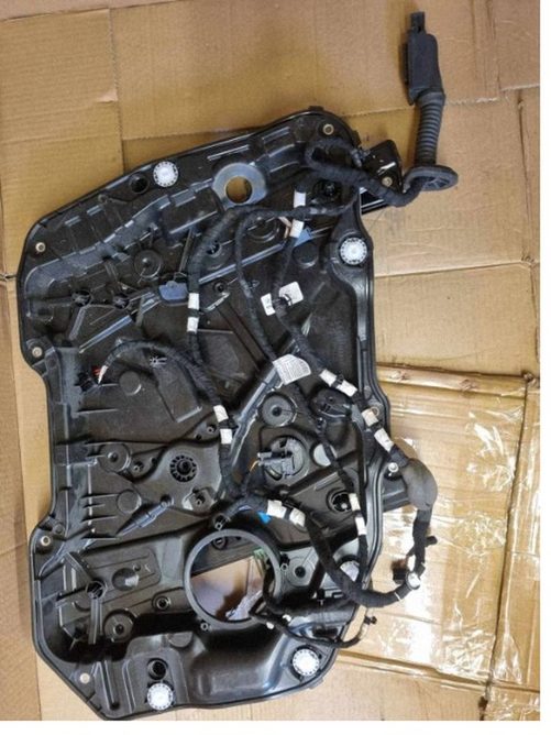 BMW M3 G80 el. lango pakėlimo mechanizmas (be varikliuko)