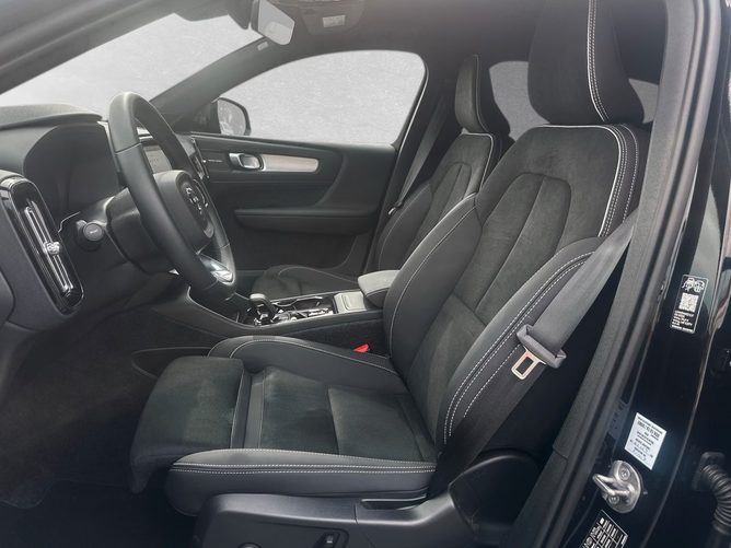 Volvo XC40 2025
