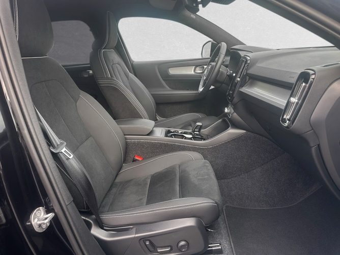 Volvo XC40 2025