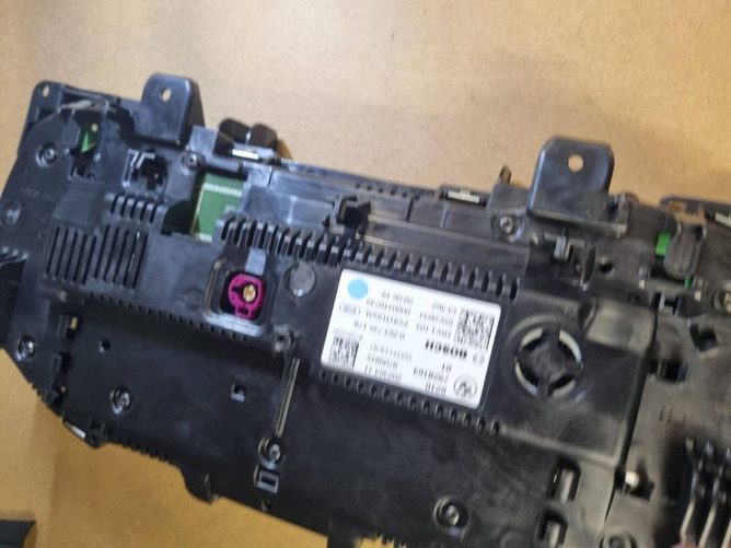 BMW 5 G30 G31 G38 prietaisu skydelis su HUD (Bosch 7928163)