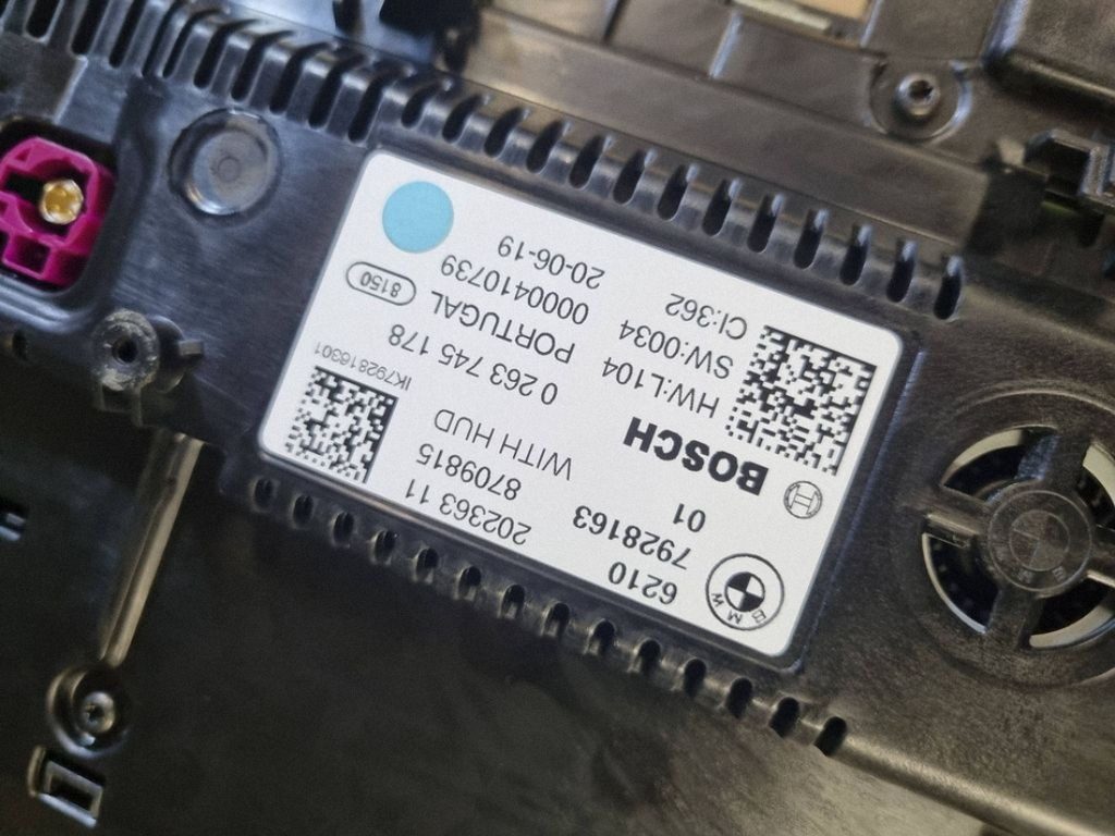 BMW 5 G30 G31 G38 prietaisu skydelis su HUD (Bosch 7928163)
