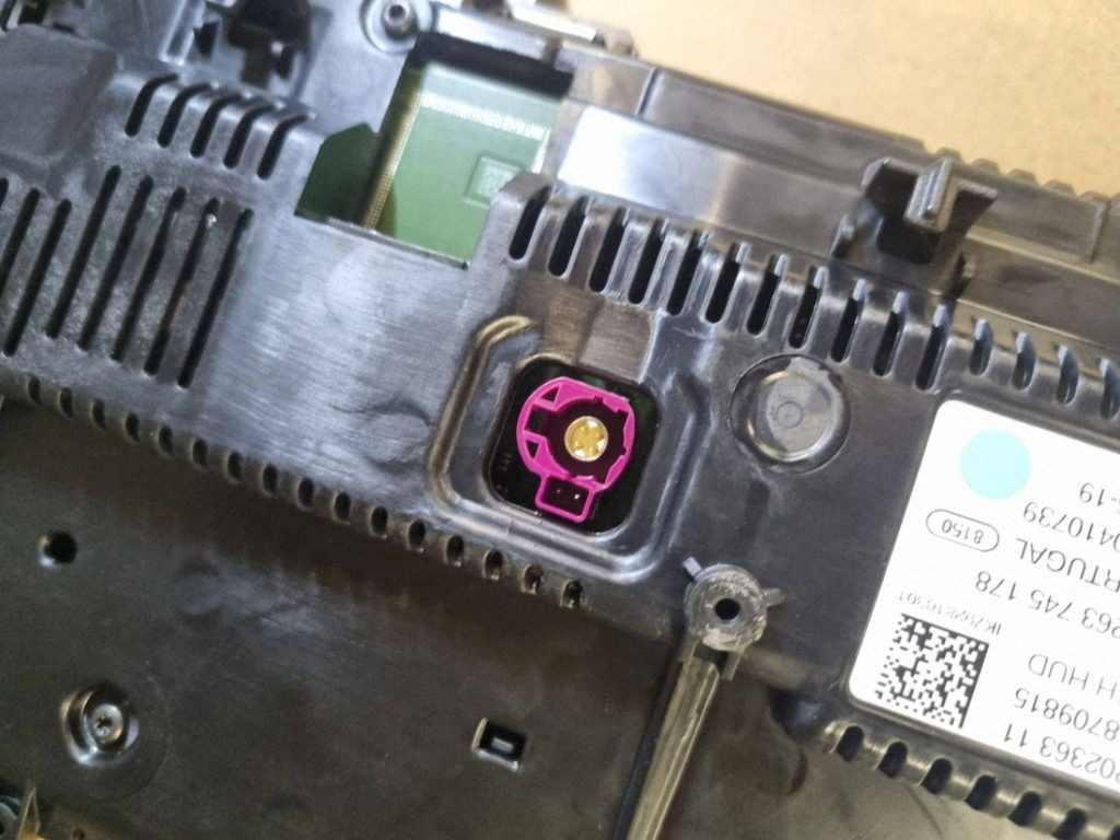 BMW 5 G30 G31 G38 prietaisu skydelis su HUD (Bosch 7928163)