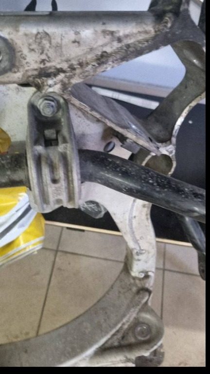 BMW M3 F80 M4 F82 aliuminis priekinis posemis (traversa) su stabilizatoriumi